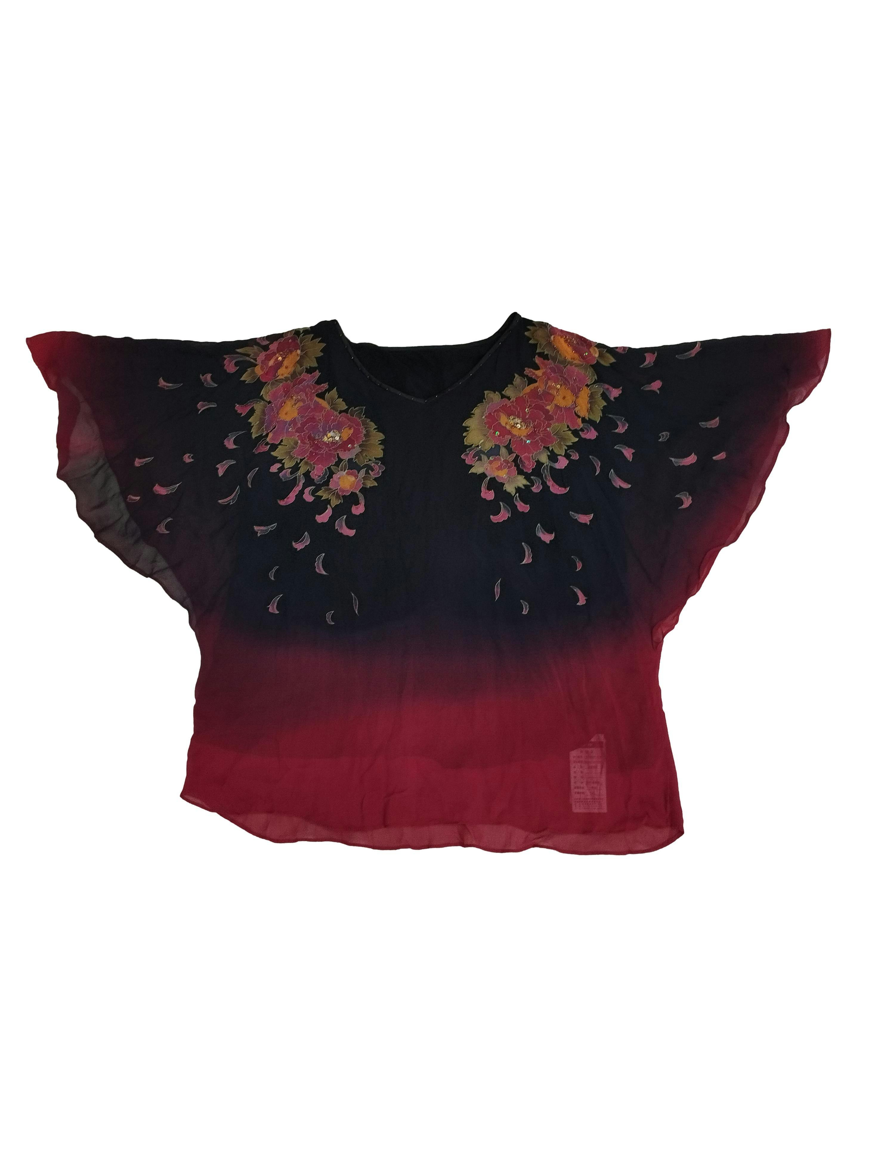 Blusa de gasa en tono rojo y negro, estampado de flores con a´licaciones de lentejuelas y mostacillas, forro. Busto: 108 cm, Largo: 67 cm