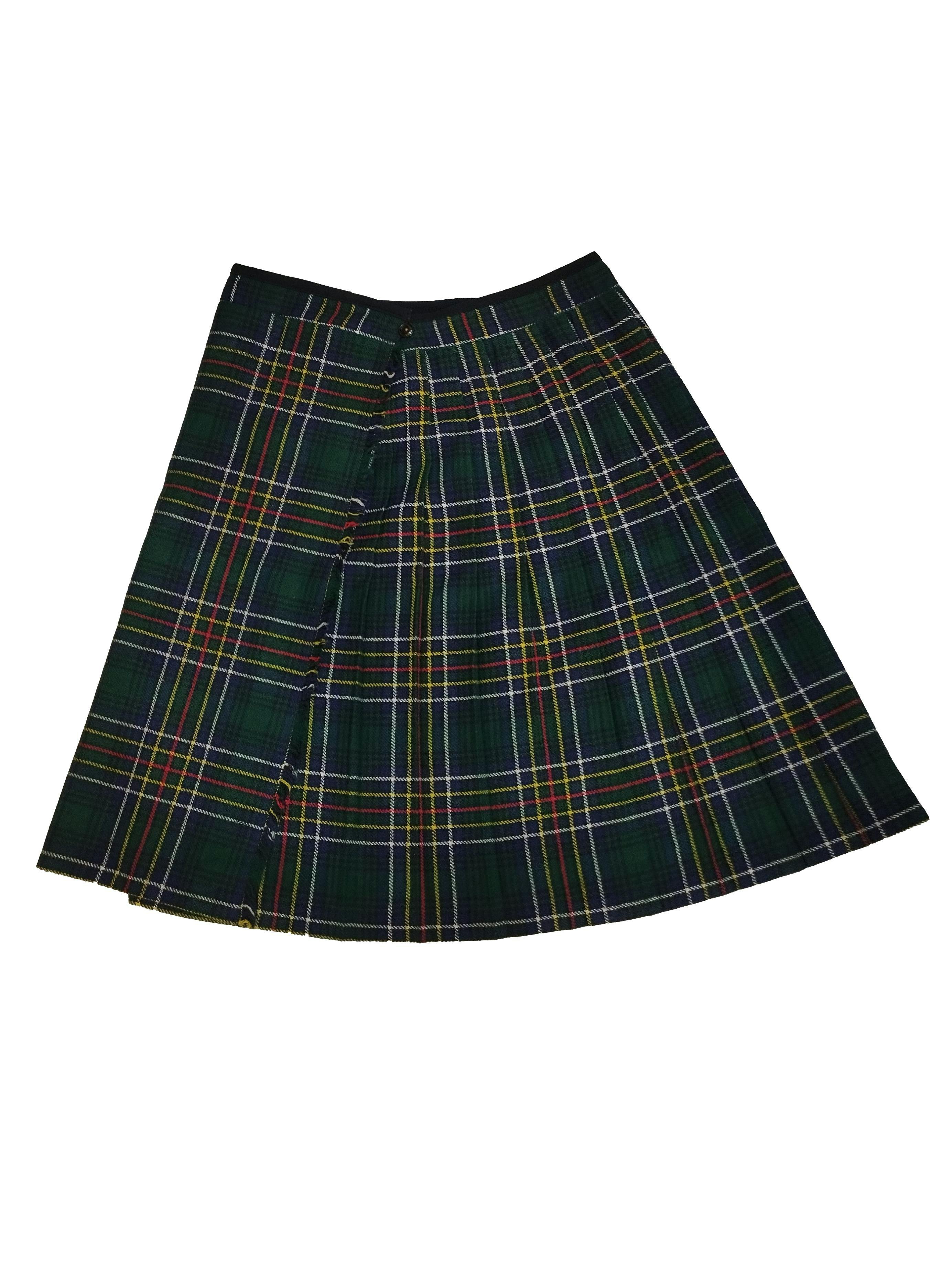 Falda envolvente estilo escocés, tableada en tonos verde azul, amarilo, rojo, broches y botón en la cintura. Cintura: 80 cm, Largo: 64 cm