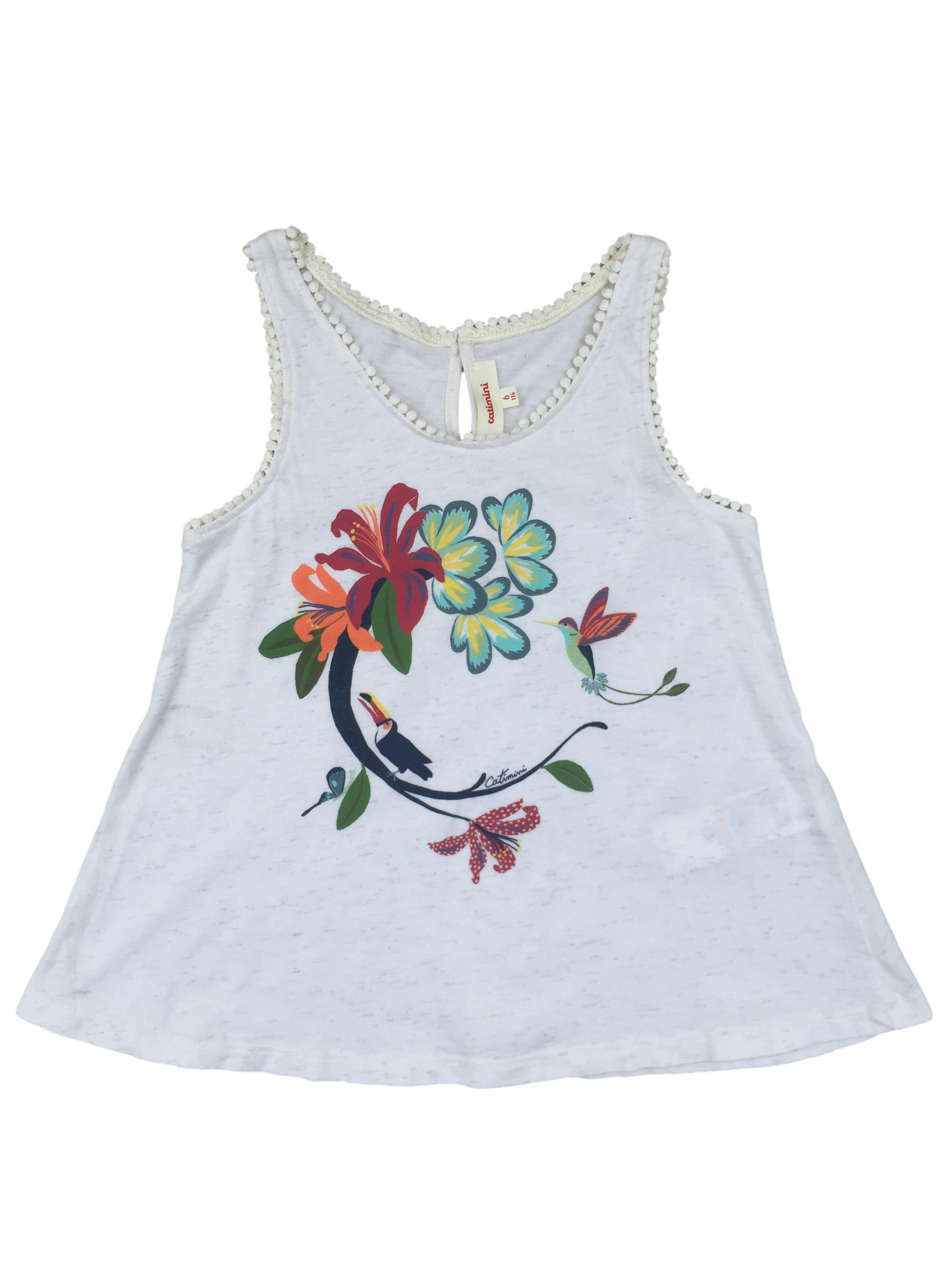 Blusa blanca Catimina con estampado floral y aves.