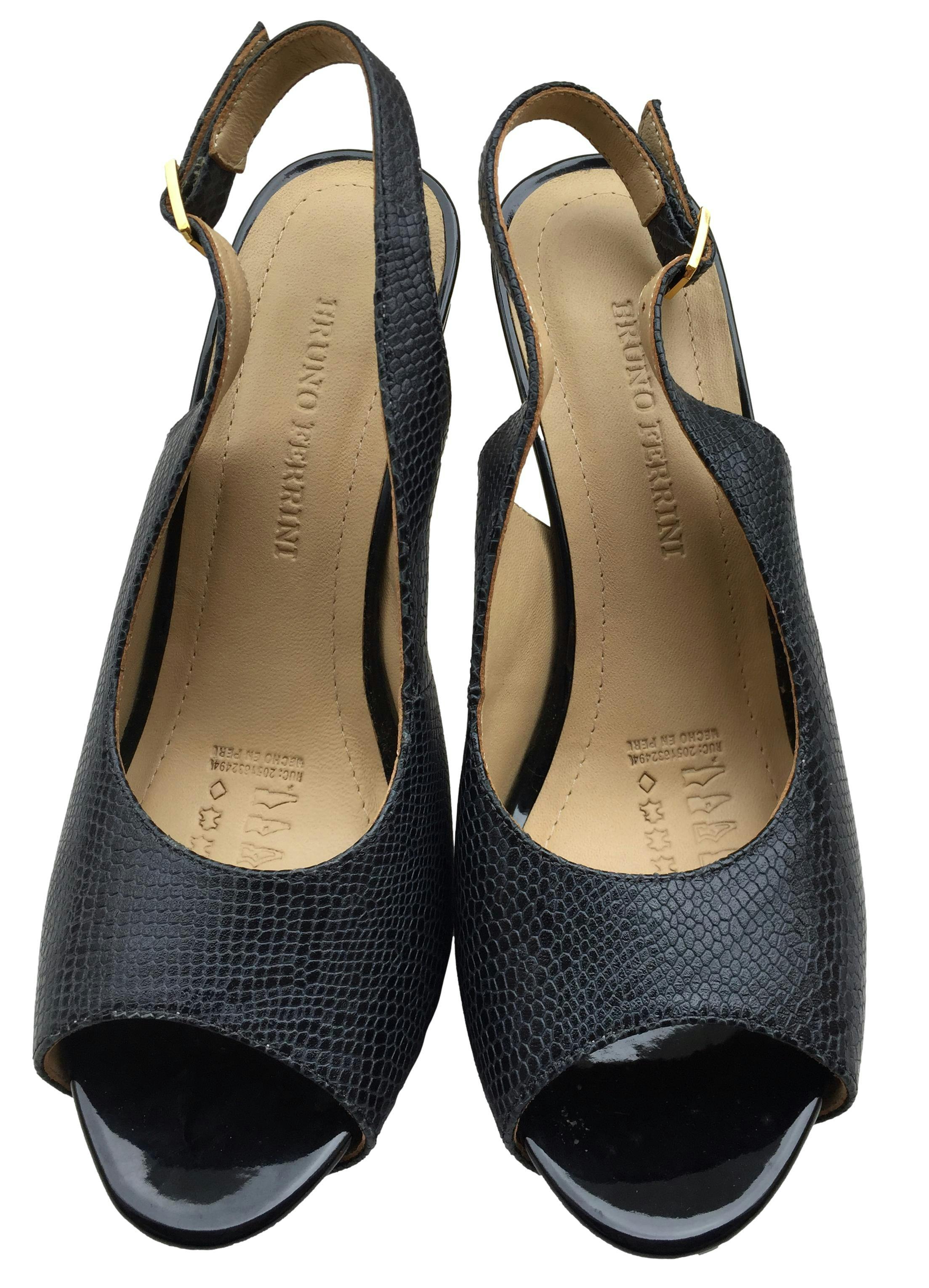 Zapatos de punta decubierta Bruno Ferrini, de cuero con textura pitón y taco delgado. Taco 11 cm, Plataforma 3 cm. Estado 9/10. Precio original S/. 319.00