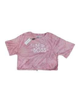 Polito rosa estilo tie dye en tono rosa, estampado de letras y flores blancas, elástico regulable en la basta. Busto: 110 cm, Largo: 47 cm. Nuevo con etiqueta.