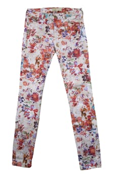 Pantalón beige de denim delgado estampado con flores, modelo five pocket, pitillo. Cintura 64 cm, Tiro 21 cm, Largo 91 cm.