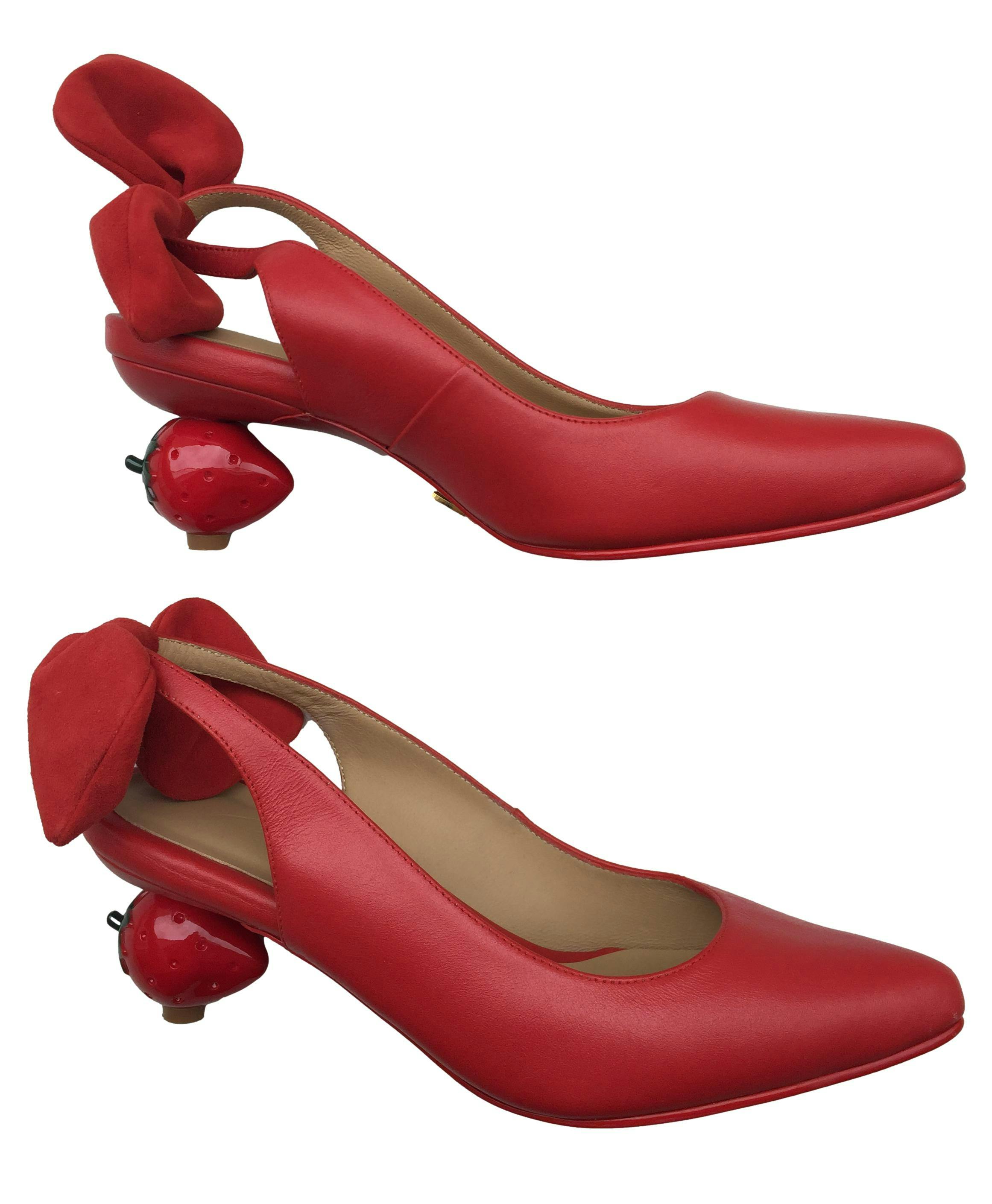 Zapatos rojos de cuero, detalles de lazo rojo en talón abierto, taco en forma de fresa. Precio Original 550