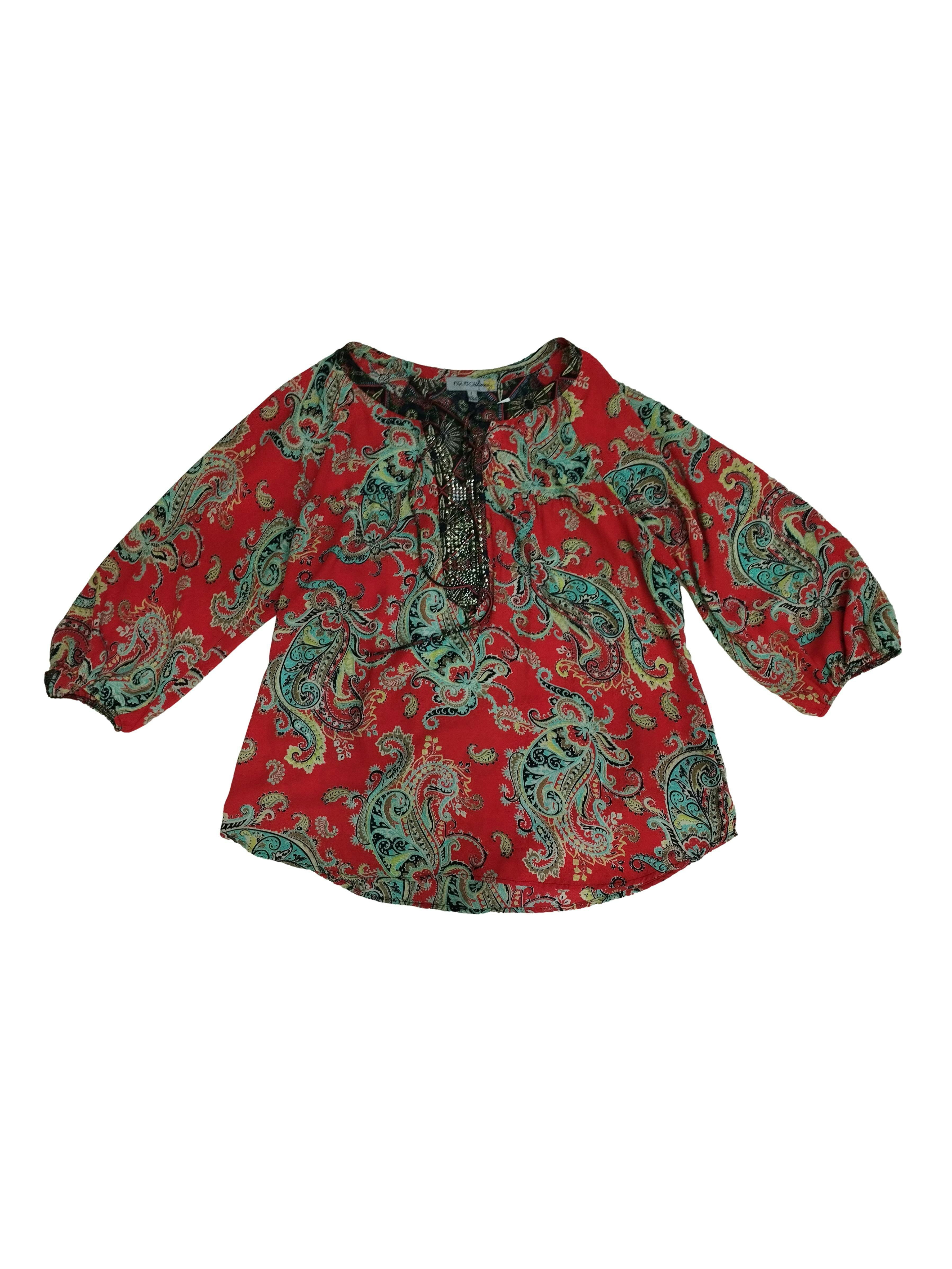 Blusa de gasa roja con detalles tribales,cuello neru,aplicaciones de tachas en el pecho,manga larga,puño con elastico.Busto 112cm,largo 69cm,talla L