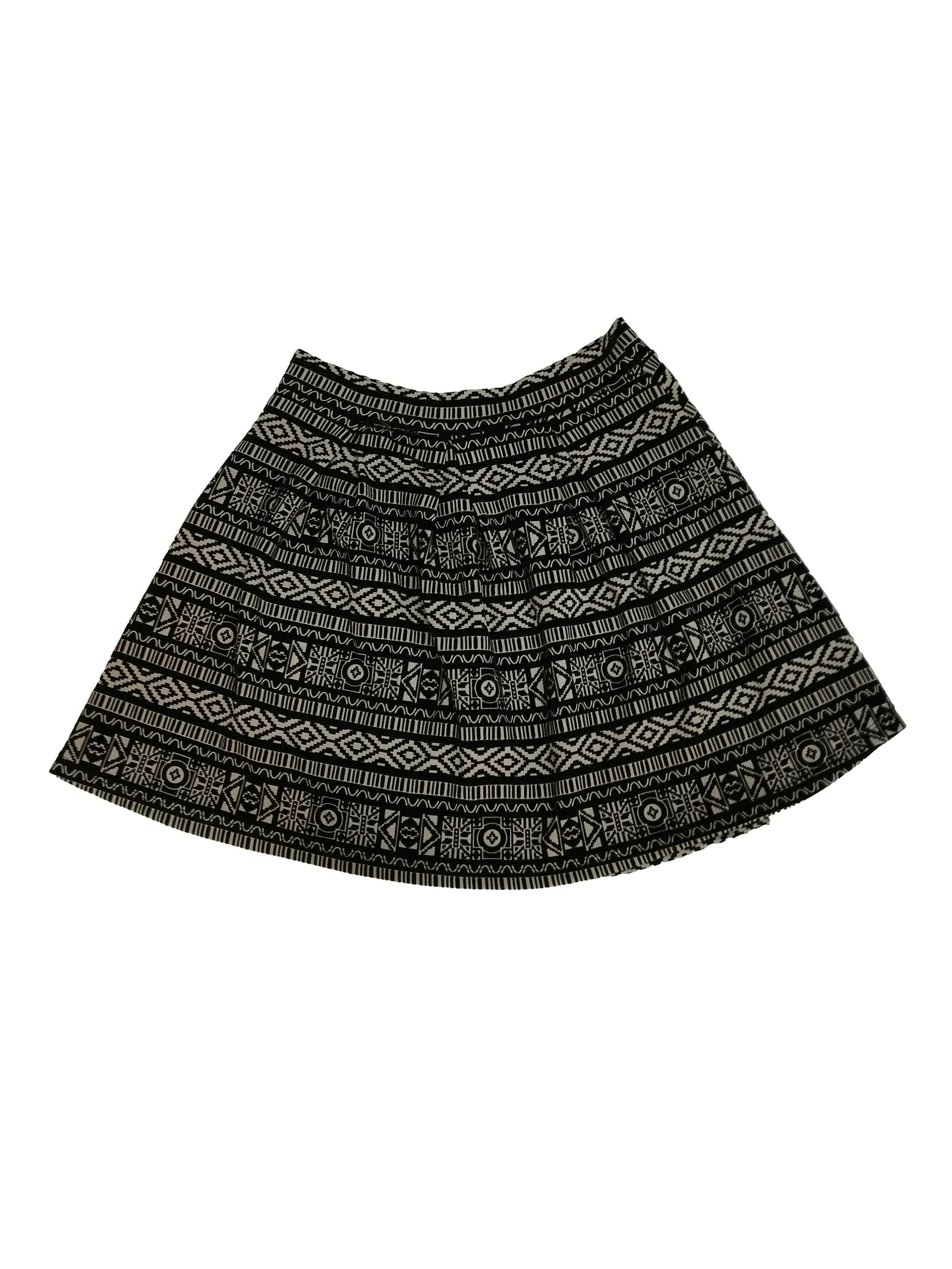 Falda Papaya beige con estampado tribal en negro, ligeramente stretch. Cintura: 70 cm, Largo: 40 cm. Nuevo con etiqueta
