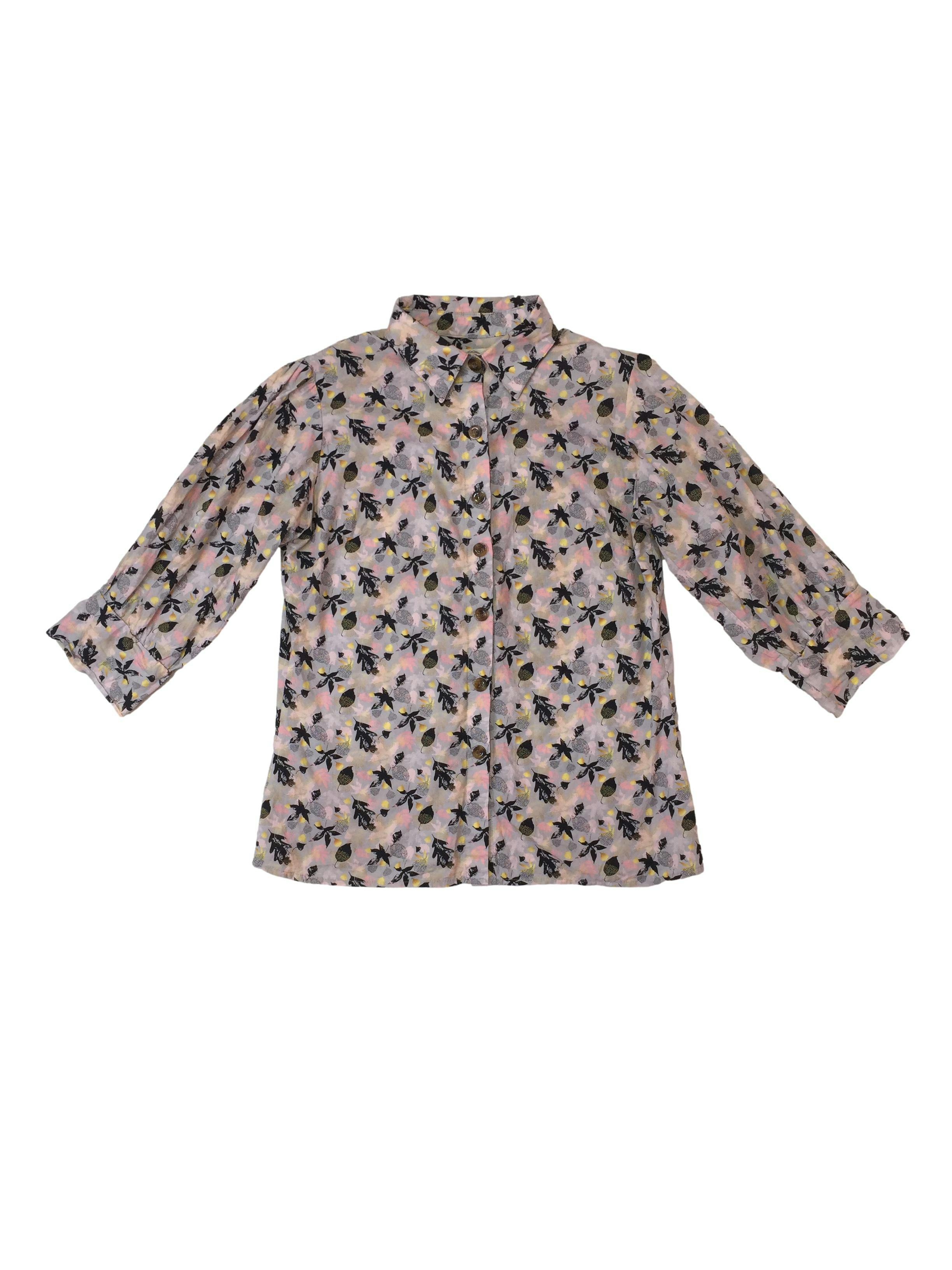 Blusa KFM gris con hojas negras, amarillas y rosadas, cuello camisero, botones delanteros y manga 3/4 Busto 104 cm Largo 59 cm 