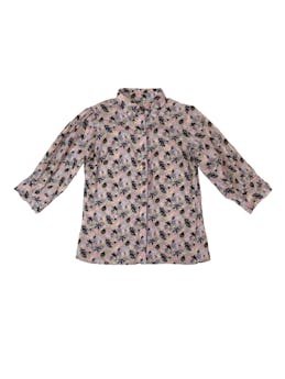 Blusa KFM gris con hojas negras, amarillas y rosadas, cuello camisero, botones delanteros y manga 3/4 Busto 104 cm Largo 59 cm 
