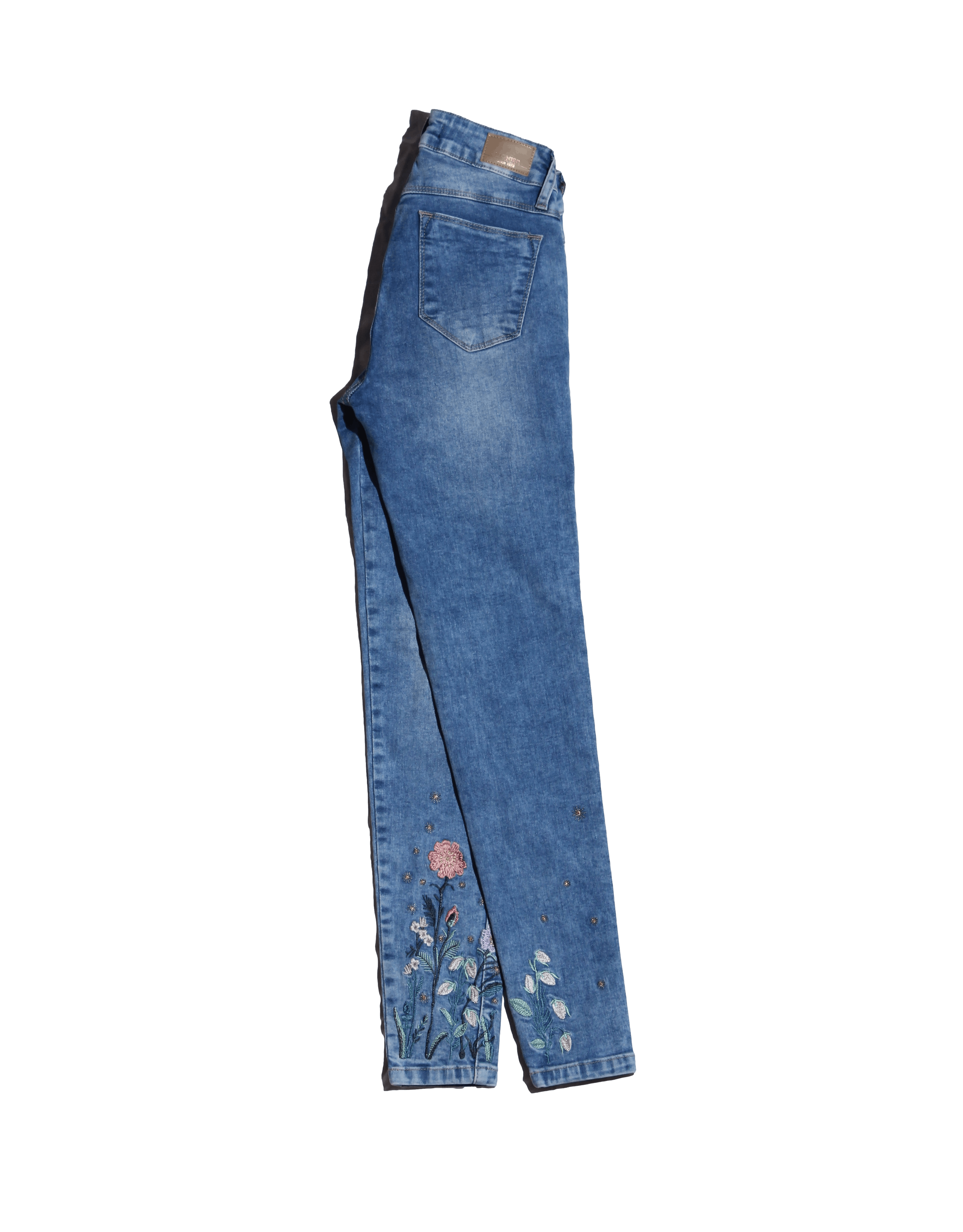 Skinny jean Pioner celeste con bolsillos, cierre y botón delanteros, bolsillos posteriores y bordados florales en la basta Cintura 60 cm Largo 90 cm