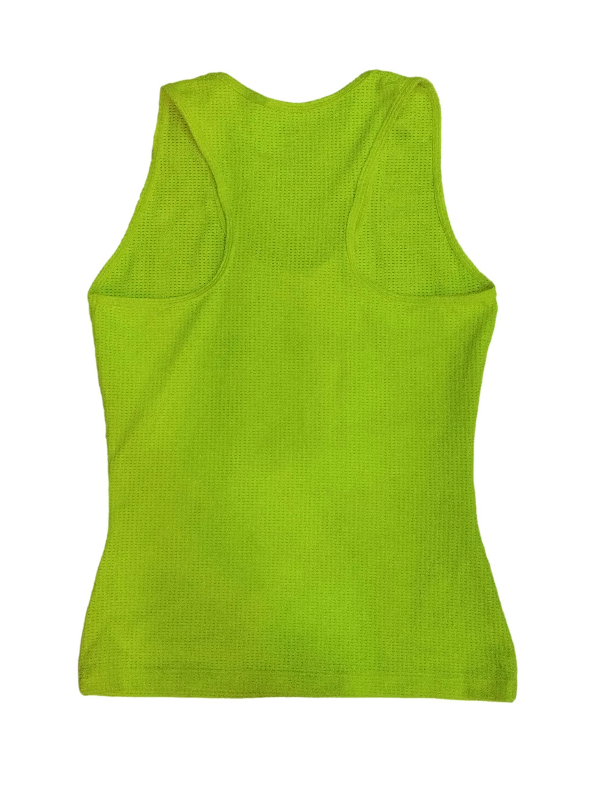 Polo deportivo verde neón espalda olímpica, textura de malla, estampado de letras, stretch. Busto: 72 cm (sin estirar), Largo: 55 cm