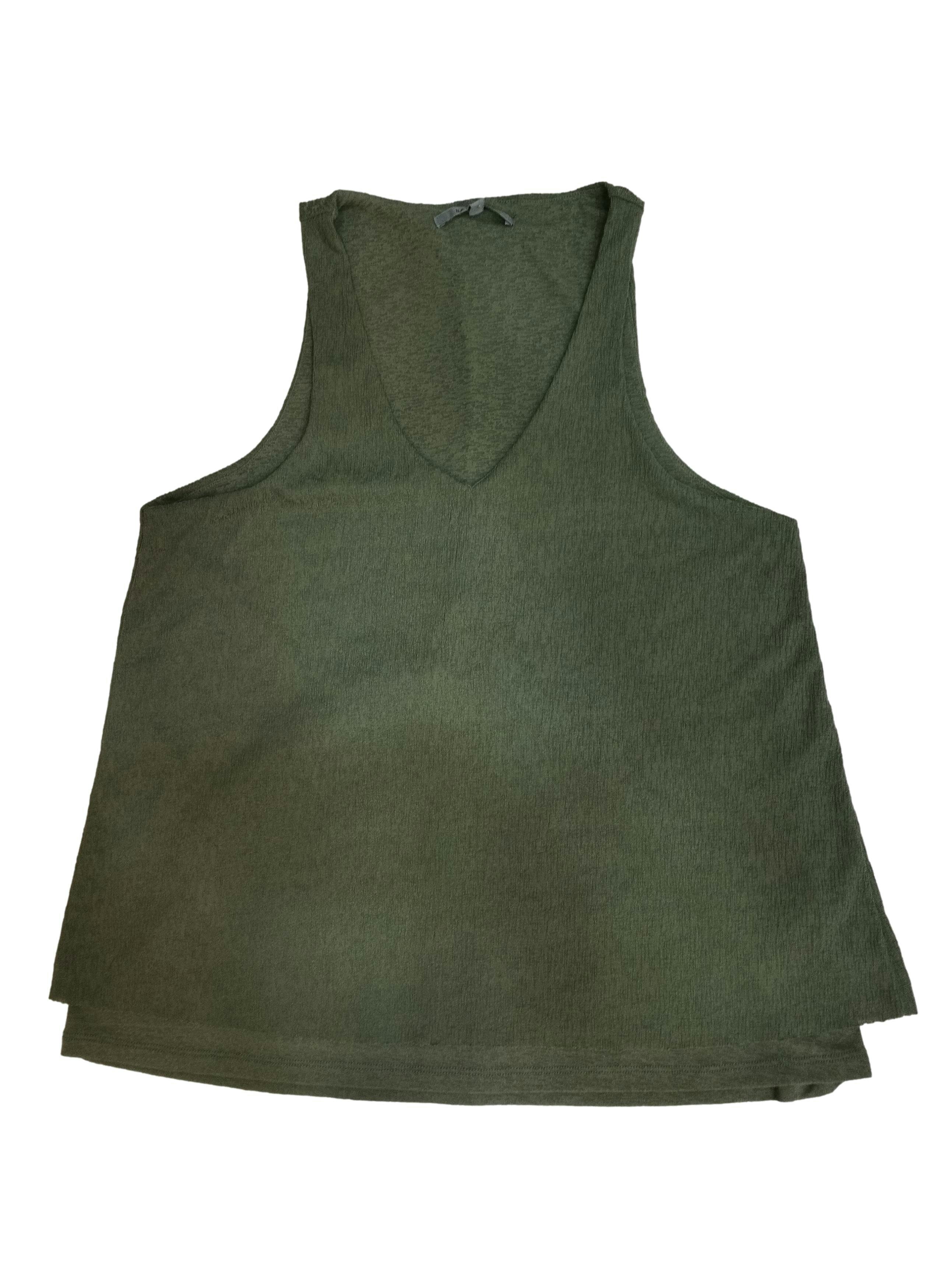 Blusa Basement verde militar estilo craquelado, abertura posterior, manga cero. Busto: 88 cm, Largo: 60 cm
