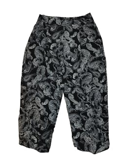 Pantalón negro con diseño paisley y floral en tono blanco, cierre lateral, bolsillos delanteros y abertura en las piernas. Cintura: 66 cm, Tiro: 33 cm, Largo: 86 cm