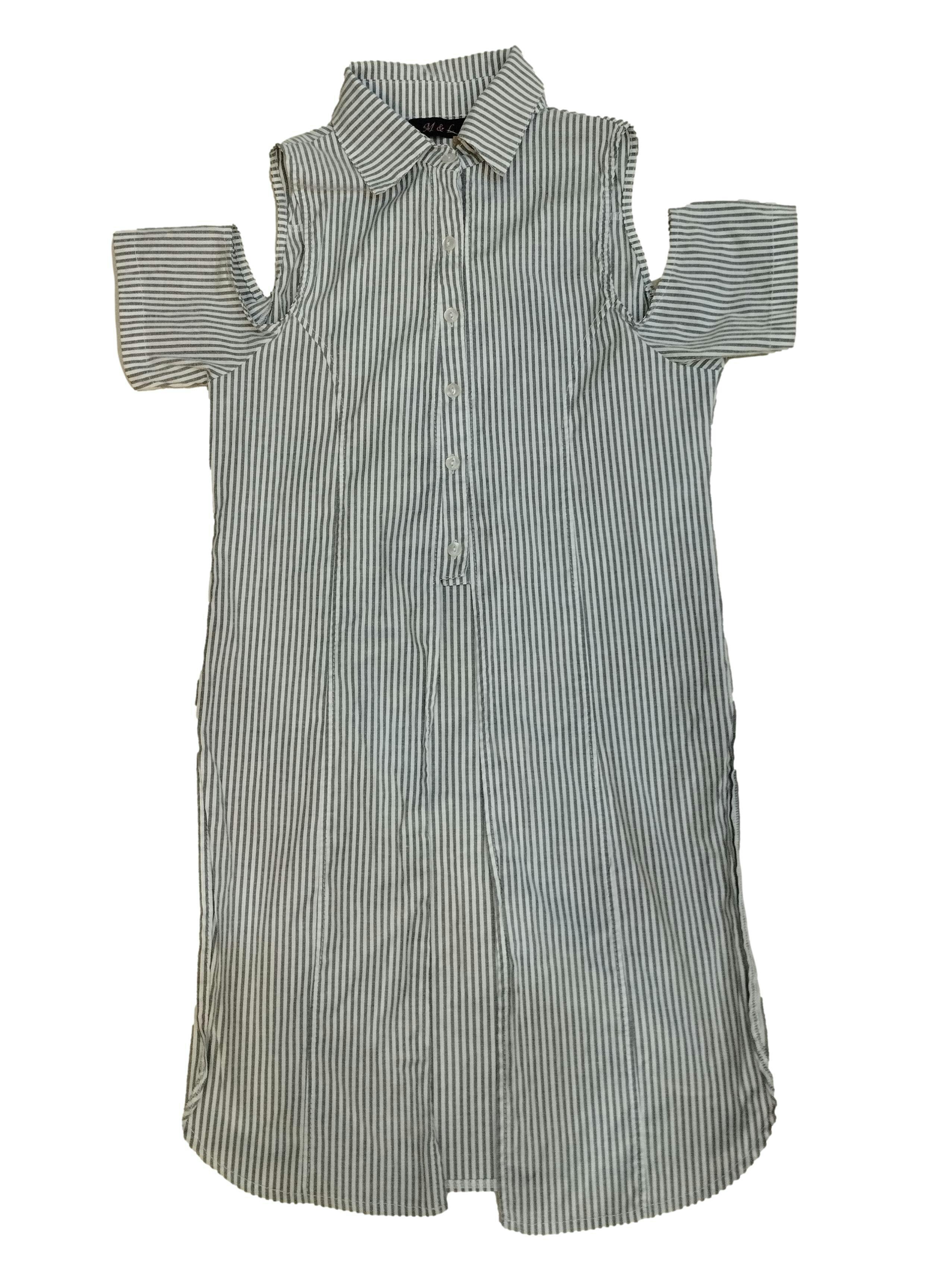 Blusa de cuello camisero a rayas grises y blancas con escote en los hombros, aberturas laterales y botones delanteros. Busto: 86 cm, Largo: 84 cm