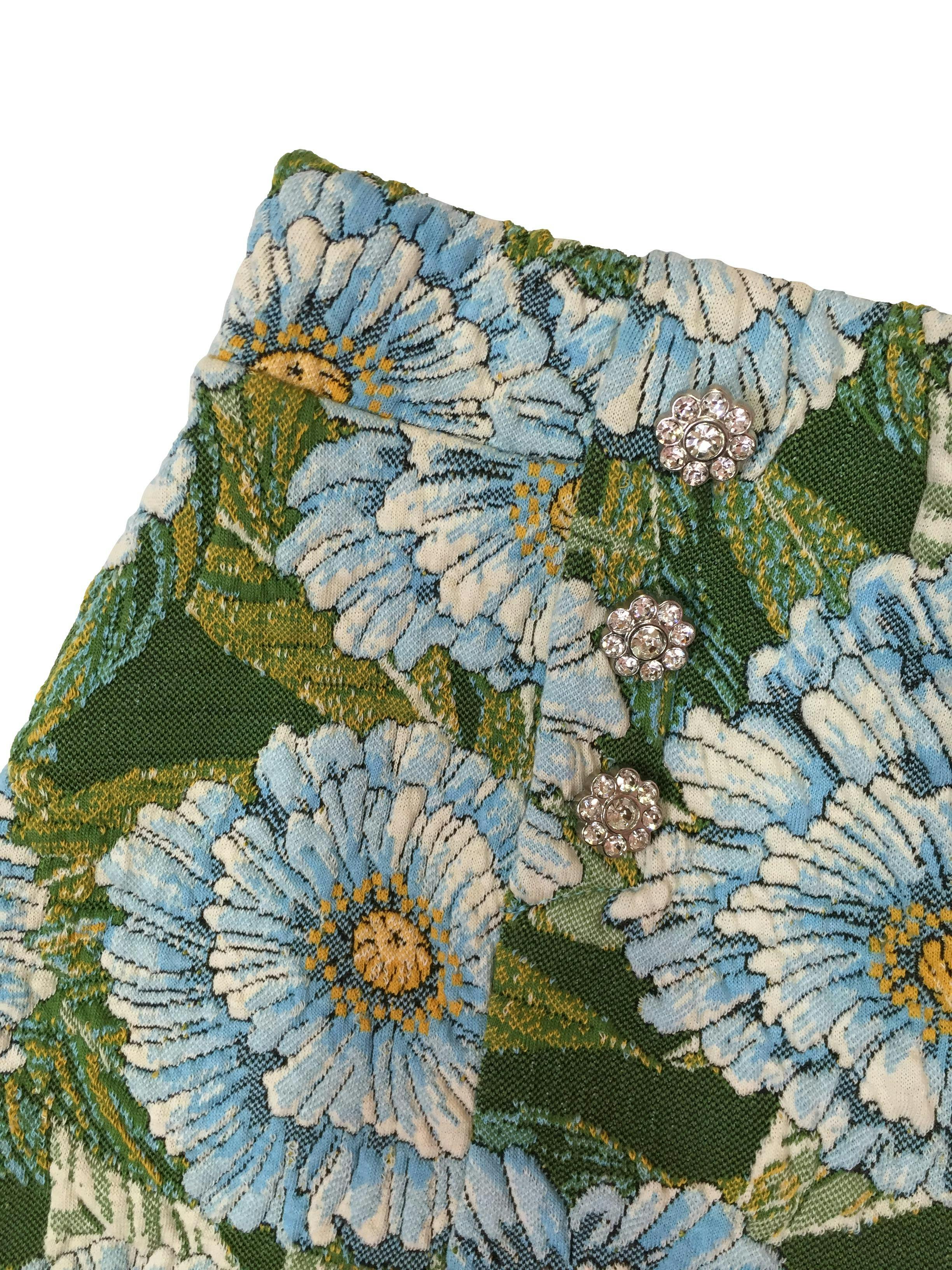 short Zara floreado azul y verde con elástico en la cintura, con pliegues, detalle de botones de flores plateadas. Cintura 64 cm. sin estirar, tiro 31 cm. Largo 31 cm. 