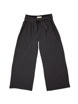 pantalón Zara Kids de tela tipo franelilla acanalada, piernas acampanadas,color gris oscuro, elástico en la cintura y tirantes para amarrar, pliegues en la parte delantera. Cintura 72 cm. sin estirar, Largo 82 cm. 