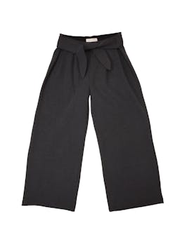 pantalón Zara Kids de tela tipo franelilla acanalada, piernas acampanadas,color gris oscuro, elástico en la cintura y tirantes para amarrar, pliegues en la parte delantera. Cintura 72 cm. sin estirar, Largo 82 cm. 