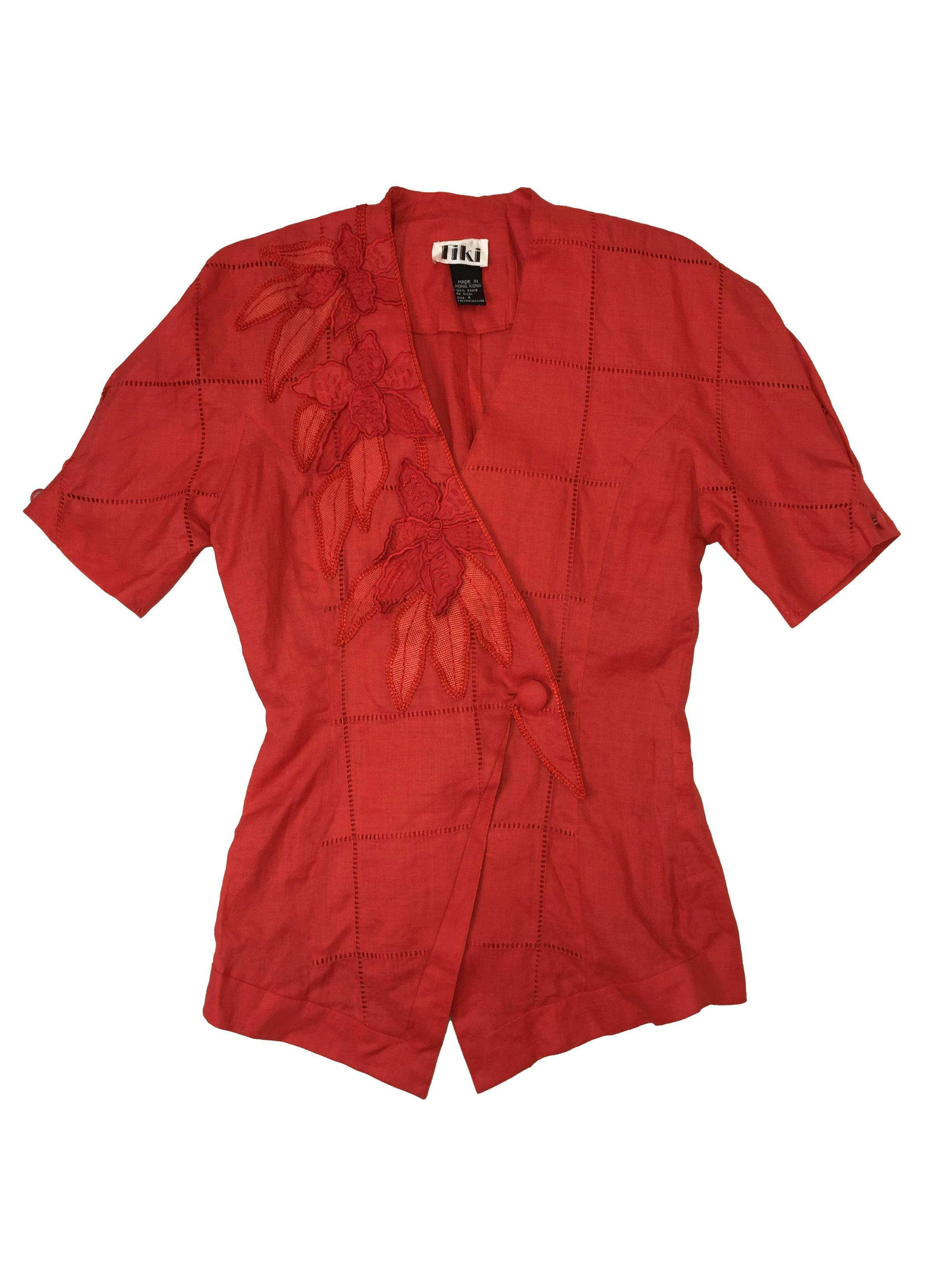 Blusa vintage cruzada en color rojo, tela brocada tipo lino con aplicaciones, mangas abullonadas, botón central. Busto 98 y largo 71 