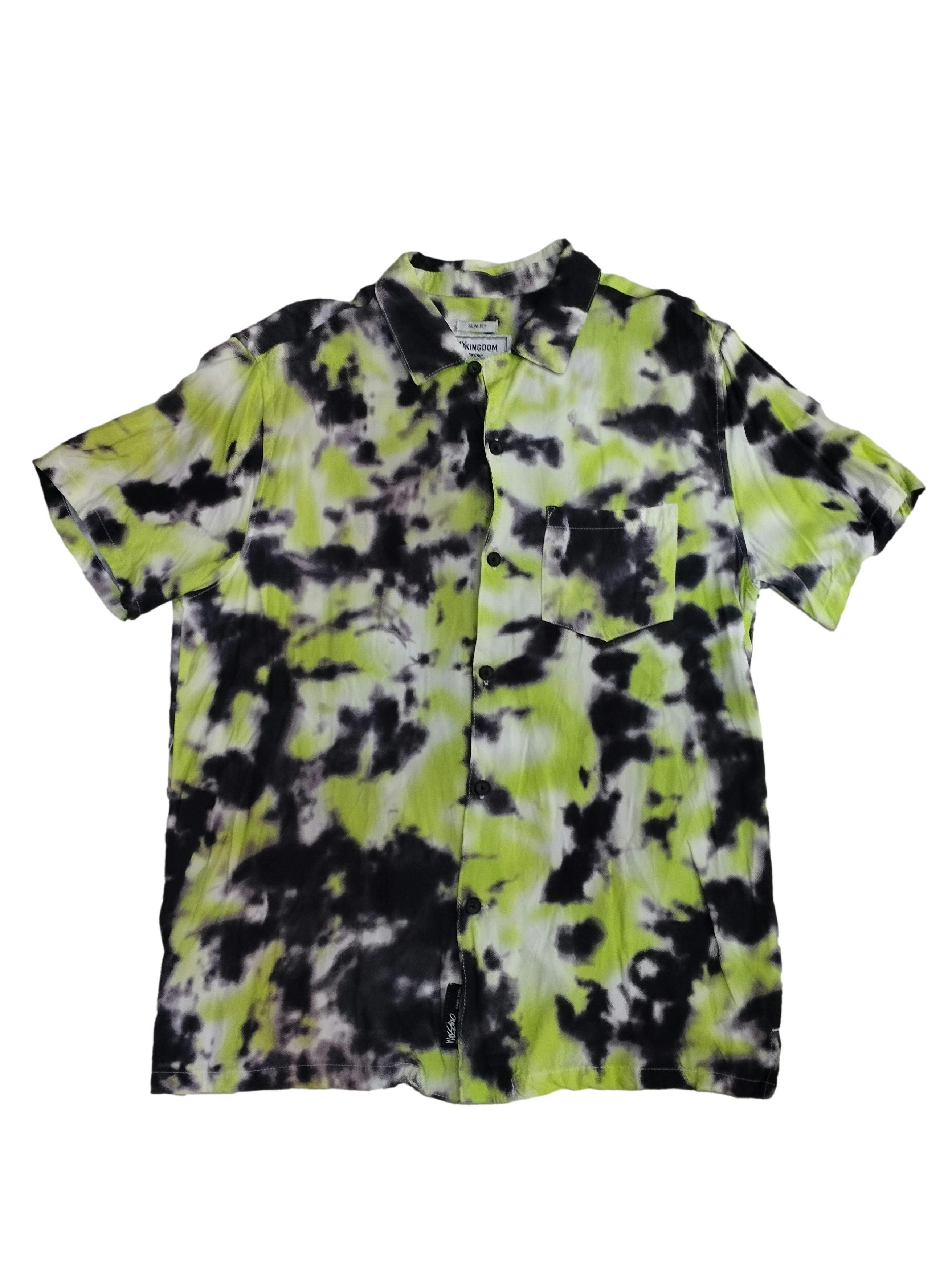 Camisa Mossimo estilo tie dye en tonos verde neón, gris y blanco, botones delanteros y bolsillo. Busto: 100 cm, Largo: 70 cm