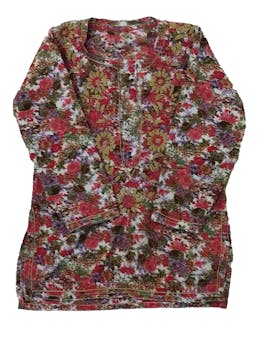 Blusa manga larga floreada con bordado de flores, botones delanteros, aberturas laterales inferior. Pecho: 64 cm, Largo: 50 cm