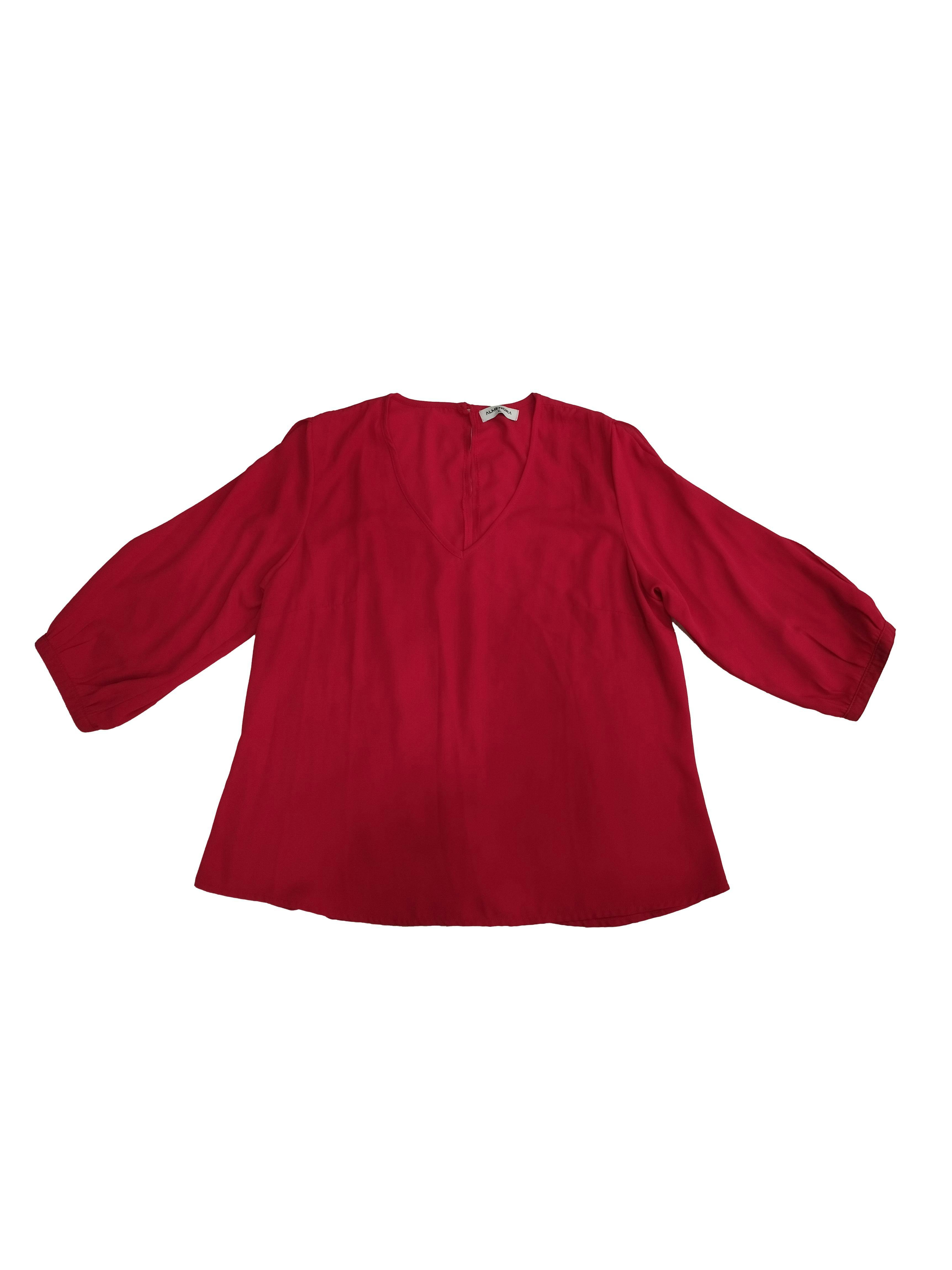 Blusa Almendra de gasa roja, mangas 3/4, botón posterior, cuello en V. Busto: 112 cm, Largo: 66 cm