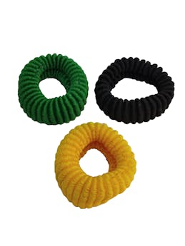 Pack de tres scrunchies negro, verde y amarillo.