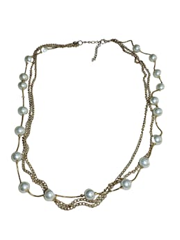 Collar de perlas blancas con cadena dorada en eslabón, regulable.
