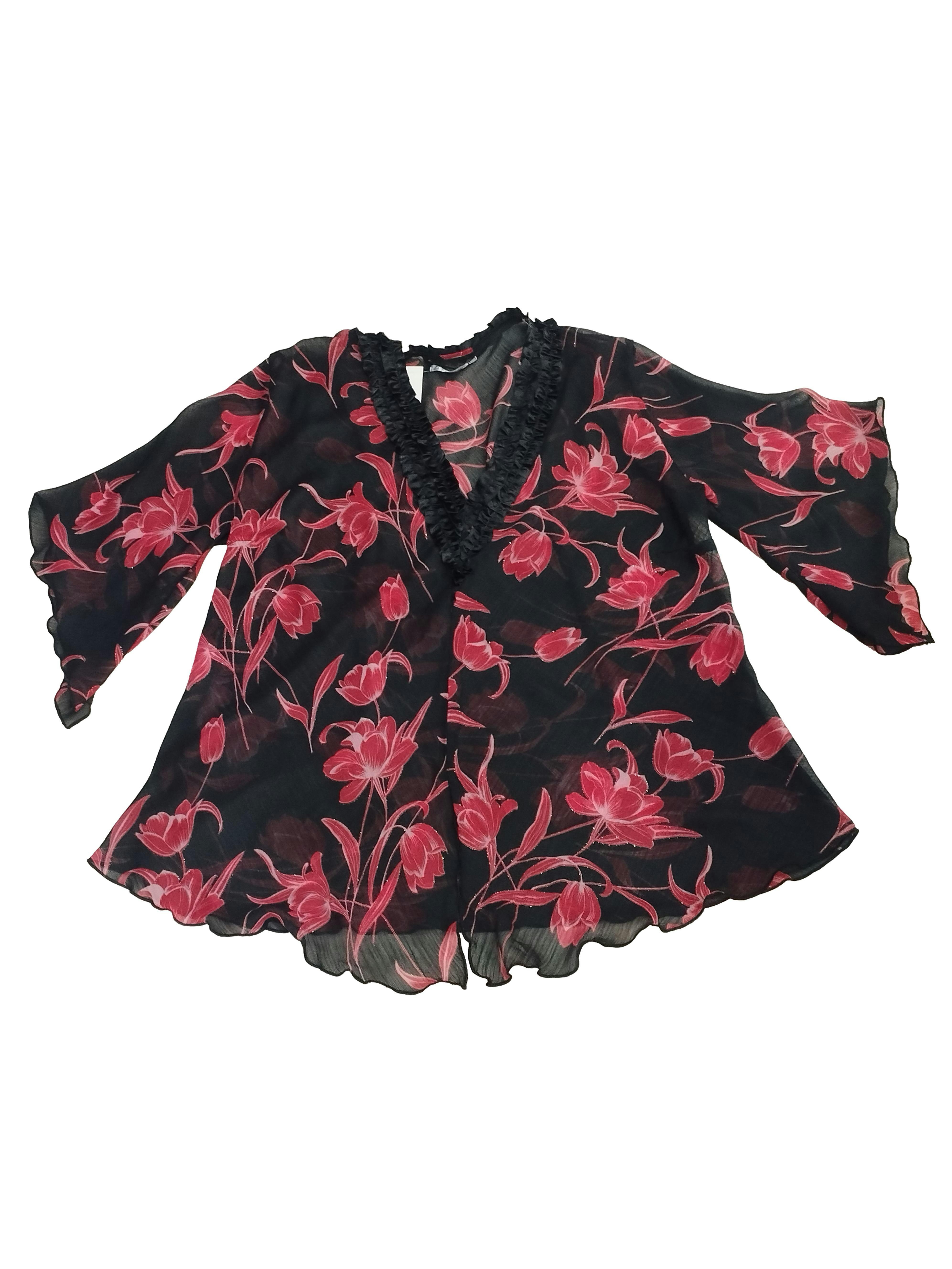 Blusa D'Marinas de gasa negra con flores en rojo, abertura pequeña en la basta, cuello en V y corrugado en el contorno. Busto: 128 cm, Largo: 82 cm