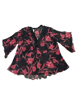 Blusa D'Marinas de gasa negra con flores en rojo, abertura pequeña en la basta, cuello en V y corrugado en el contorno. Busto: 128 cm, Largo: 82 cm