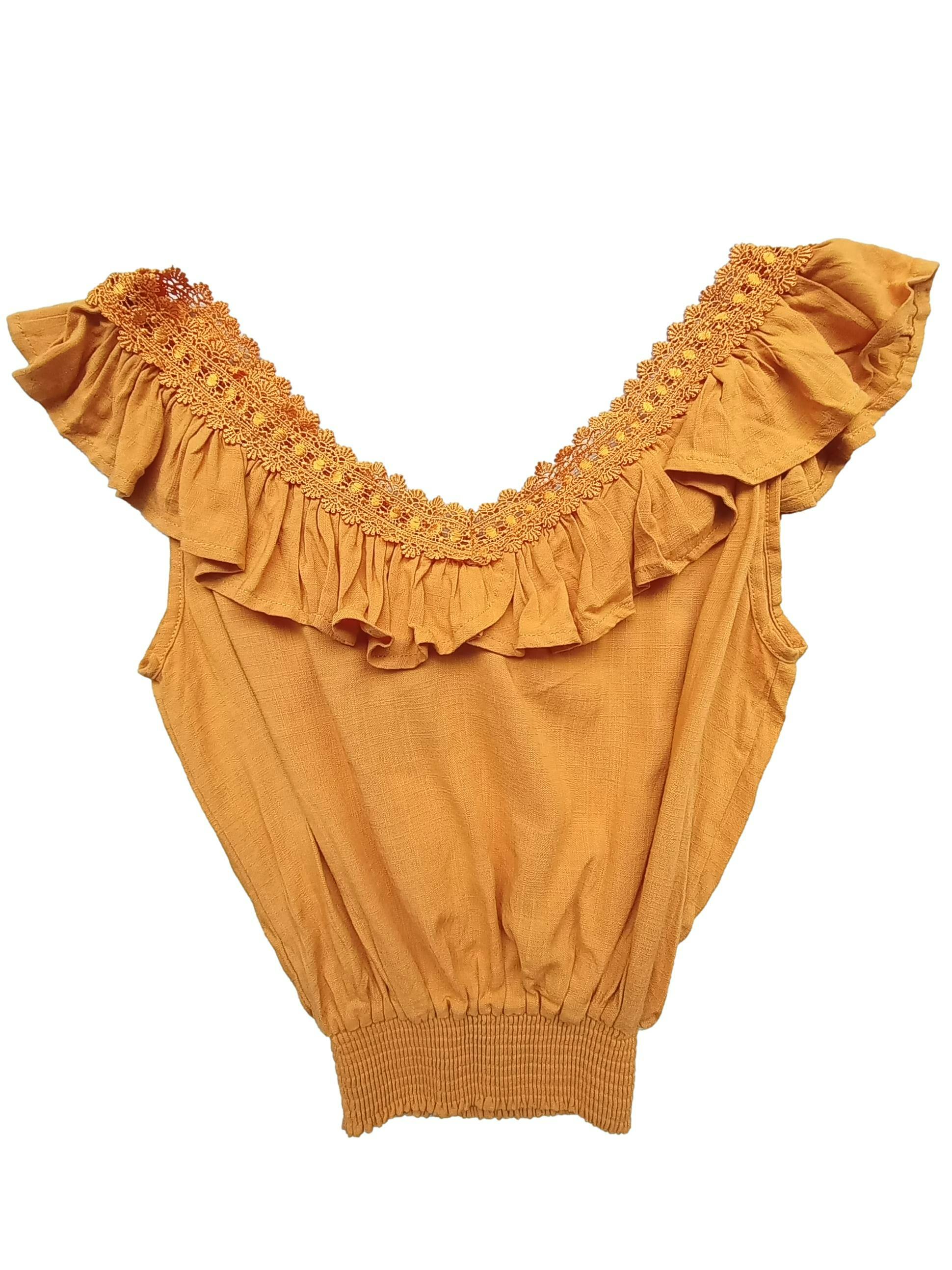 blusa mostaza tipo chalis con volante en escote, detalles de encaje. Busto 94 cm. largo 48 cm. 