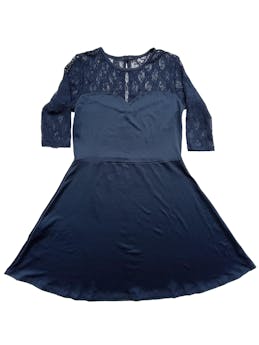 vestido Azorti azul marino, falda en A con detalle de encaje en mangas y sobre el busto. Busto  94 cm. largo 90 cm. 