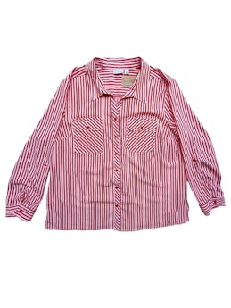 Blusa Kim Rogers blanca con rayas verticales rojas, cuello camisero, botón para ajustar al codo, bolsillos en la parte delantera. Busto: 114 cm, Largo: 67 cm 