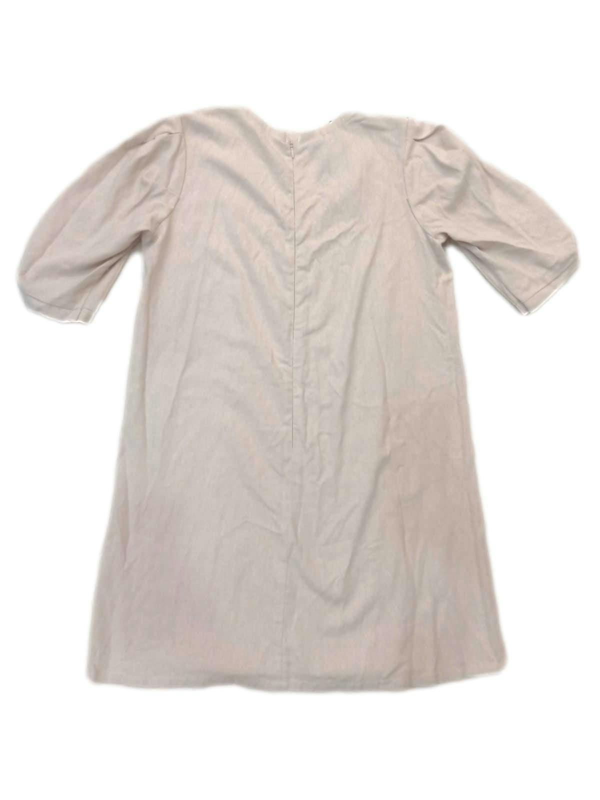 Vestido swenia beige, manga 3/4, cierre posterior, cuello redondo. Busto: 84 cm, Largo: 80 cm. Nuevo con etiqueta