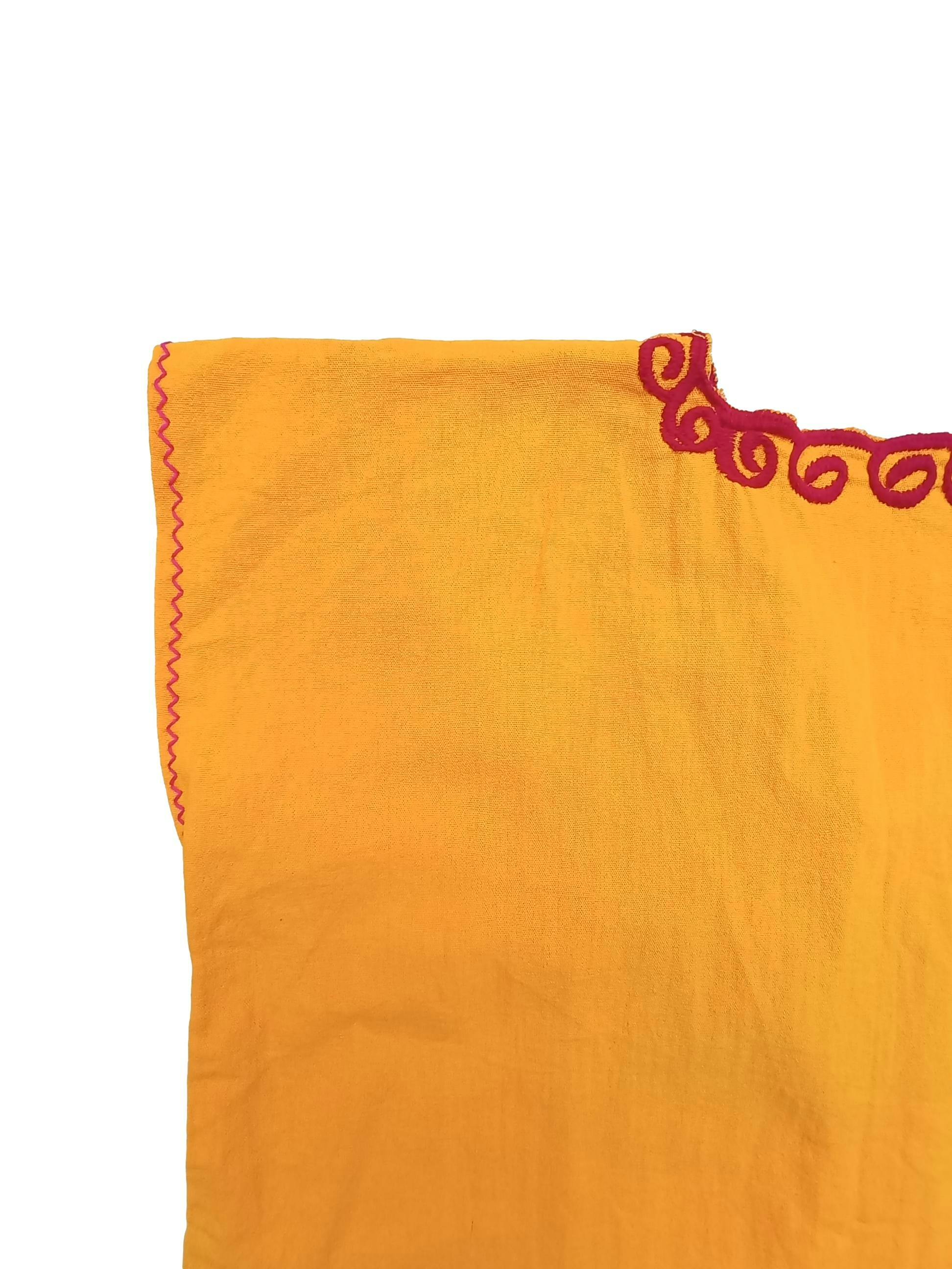 Huipil original mexicano bordado delantero y posterior a mano, amarillo manga cero, Busto: 104 cm, Largo: 63 cm. 
