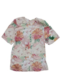 Blusa vintage blanca floreada en tono verde, rojo, naranja pastel, botones delanteros, hombreras. Busto: 106 cm, Largo: 76 cm. 