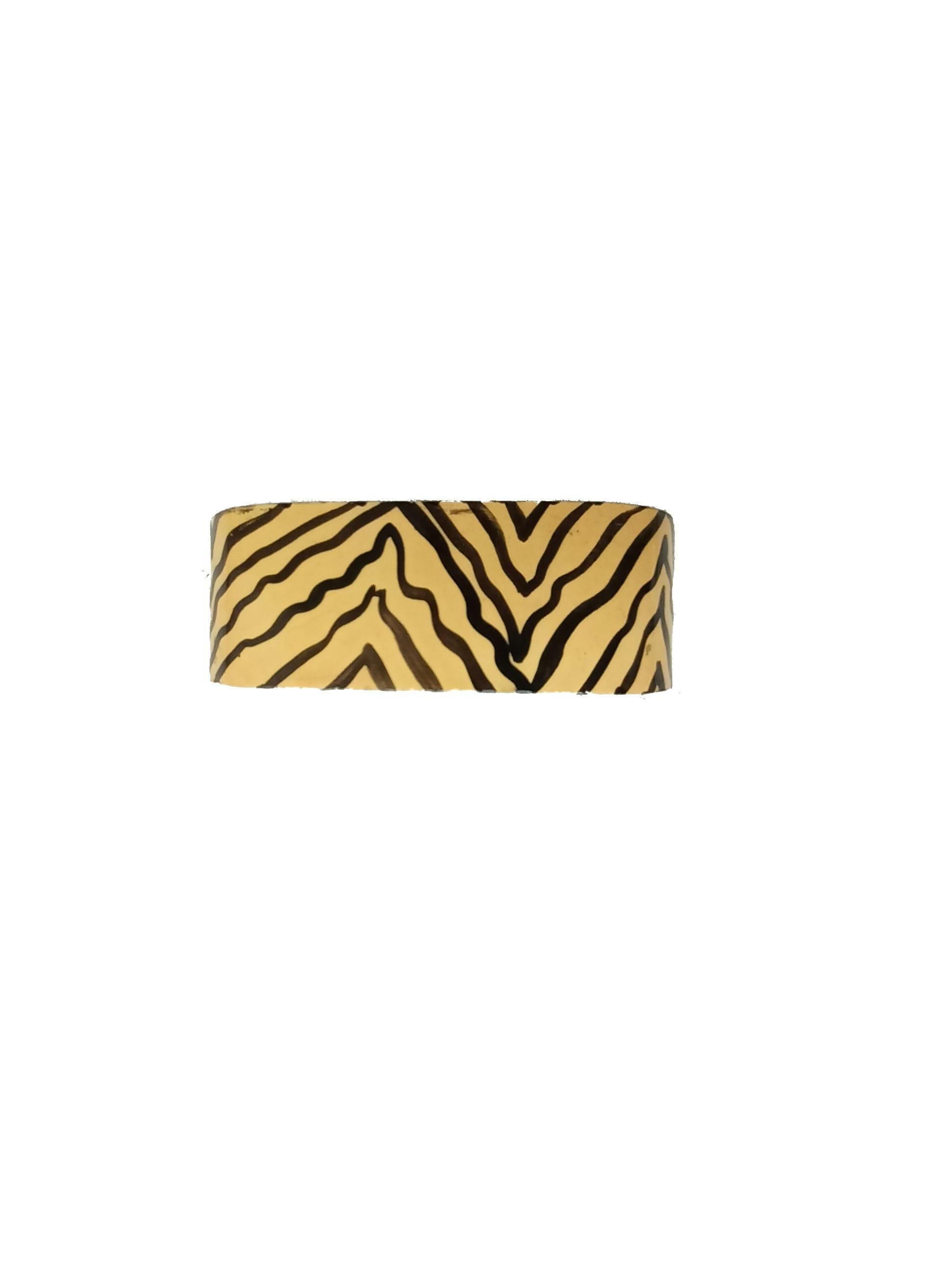 Pulsera de madera cuadrada pintada en animal print amarillo y negro. Detalle: pequeñas manchitas