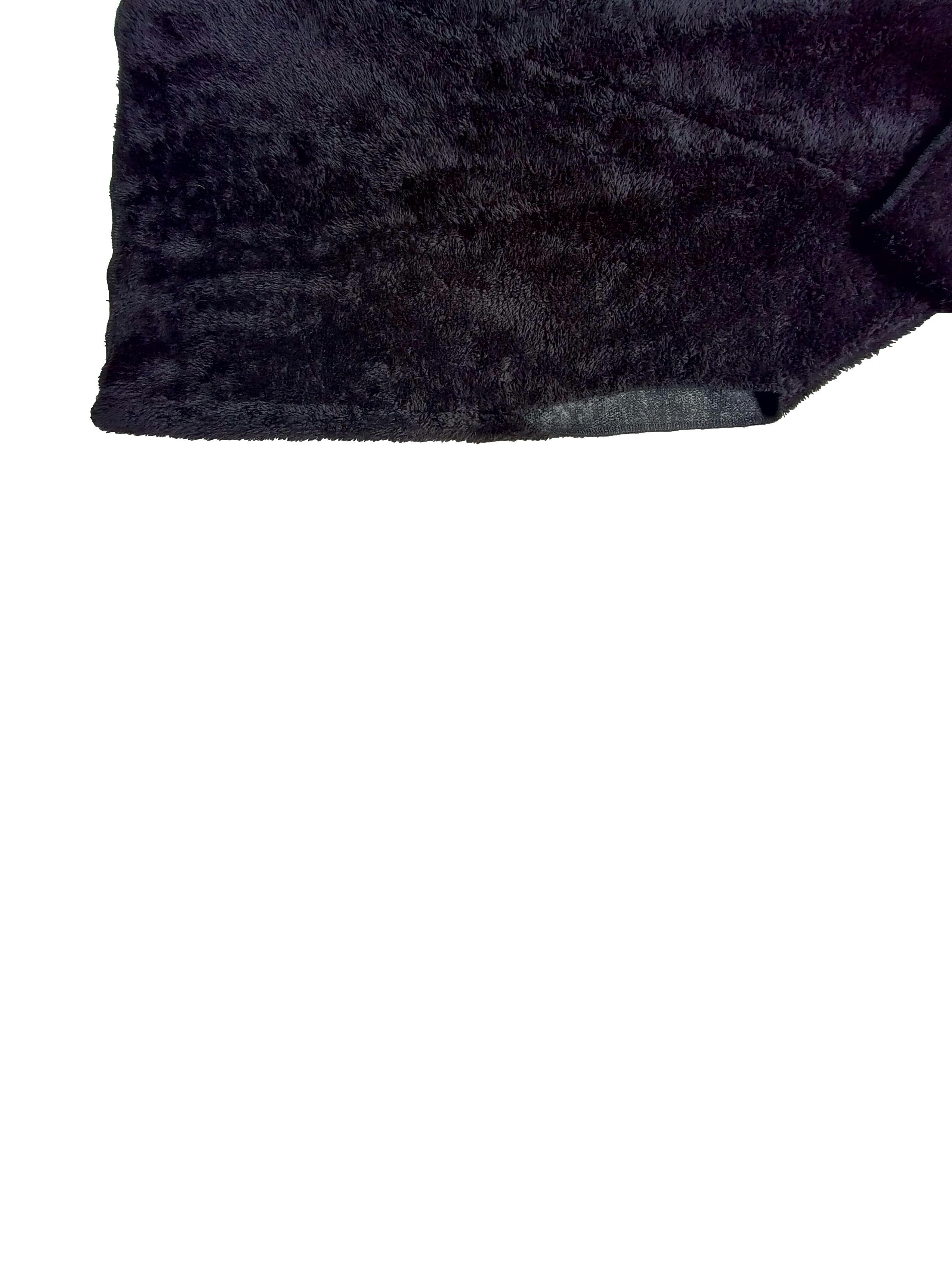 Poncho negro de peluche abertura para brazos, cinto en cuello. Busto 150 cm. Largo 73 cm. 