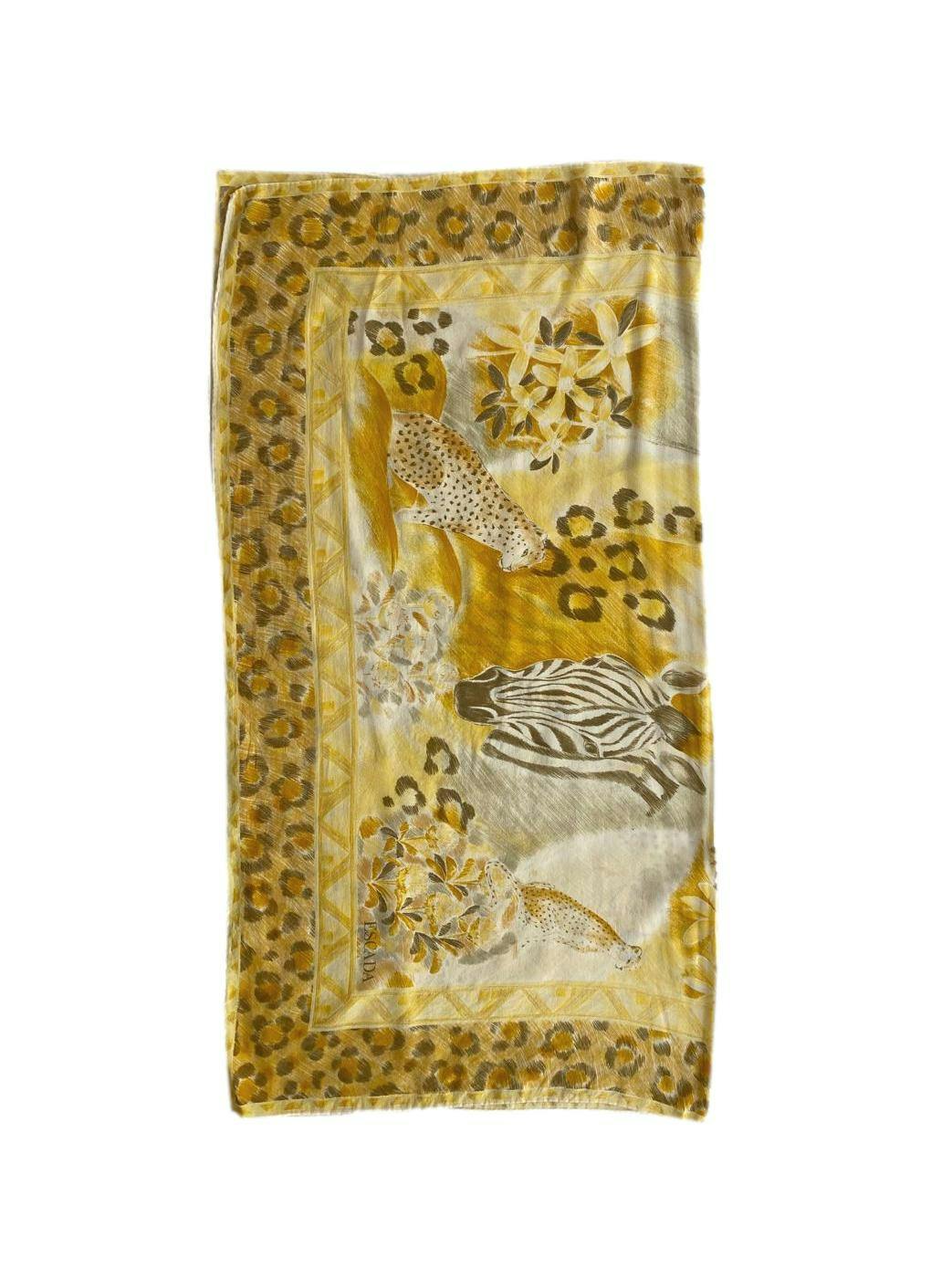 Pañuelo Escada amarillo animal print. Ancho 88cm. Alto 88cm. Costo original 300 USD.