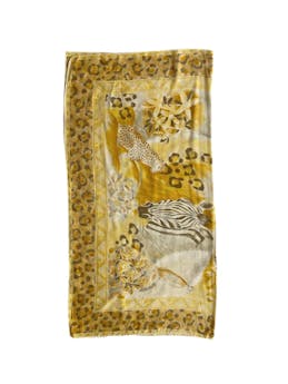 Pañuelo Escada amarillo animal print. Ancho 88cm. Alto 88cm. Costo original 300 USD.