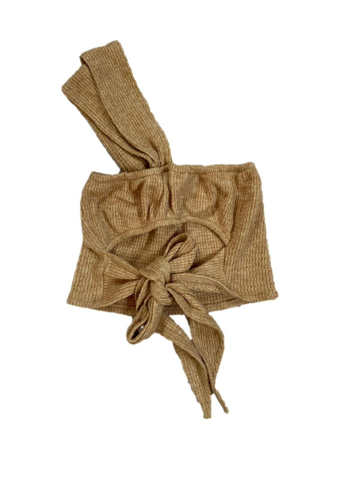 Top Kavaliana tejido beige one shoulder con tirantes para amarrar en la espalda Busto: 48 cm (sin estirar) Largo: 19 cm Nuevo con etiqueta. Precio original 129 soles