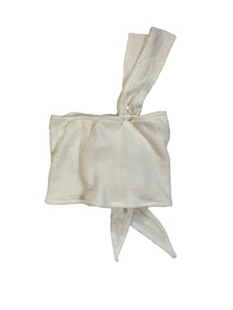 Top Kavaliana tejido blanco one shoulder con tirantes para amarrar en la espalda Busto: 48 cm (sin estirar) Largo: 19 cm Nuevo con etiqueta. Precio original 129 soles