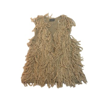 Capa Basement, tejido, con detalle de flequillos de lana en toda la prenda. Busto 98 cm. largo 71 cm. 