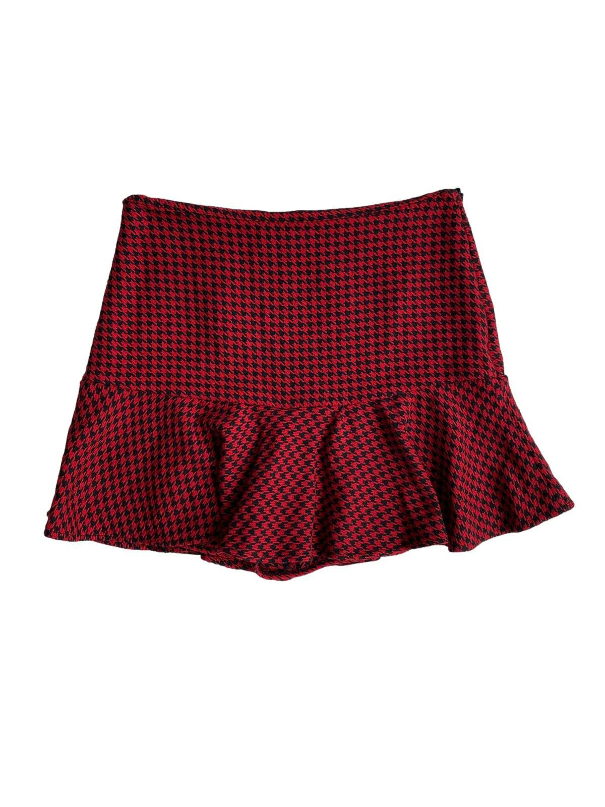 Falda short Pull & Bear con estampado pata de gallo en tonos rojos y negros. Cierre lateral y volante en basta. Cintura: 72cm, largo: 39cm. 