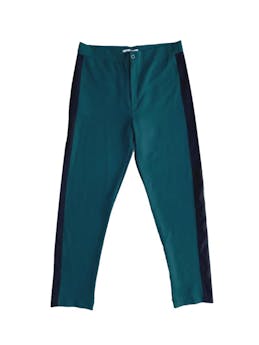 Pantalón Capicúa verde con franjas negras laterales, botón y zipper delanteros. Cintura: 72cm, largo: 98cm. Precio original 149 soles.   