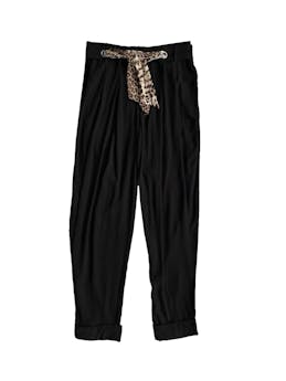 Pantalón Capicúa negro suelto con correa de tela negra, lazo animal print para anudar correa, zipper delantero, doblez en la basta, bolsillos laterales. Cintura: 70cm, largo: 96cm. Precio original: 159 soles.  