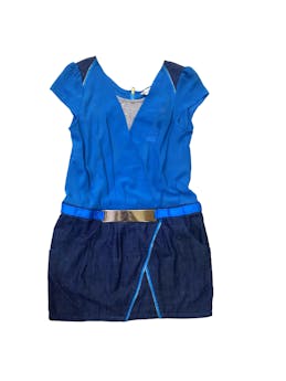 Vestido Xixin manga corta azul en la parte superior y tela jean delgada en la parte de la falda. Hebilla plateada en la cintura, detalles en forma de cierre en la parte de abajo y en hombros, franelilla en la parte interna del vestido, cierre en la espalda. Busto: 96 cm. Largo: 81cm