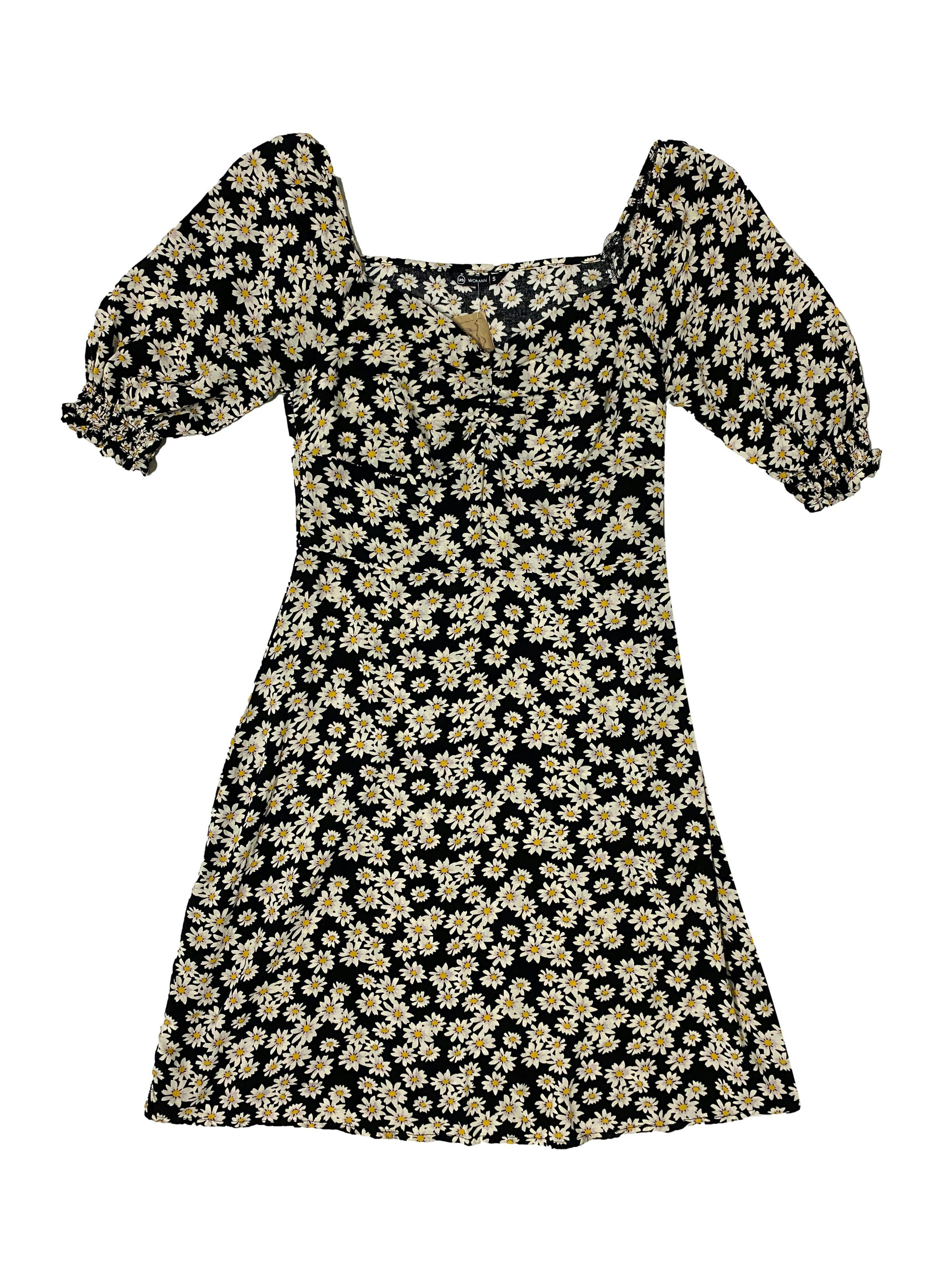 Vestido Urb negro con diseño de flores margaritas blancas, zipper lateral, off-shoulder con elástico en las mangas, mangas abullonadas. Busto: 80cm, cintura: 70cm, largo: 80cm  