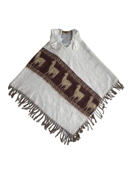 Yaya poncho andino de color hueso con estampado de llamas en color marrón, con capucha.