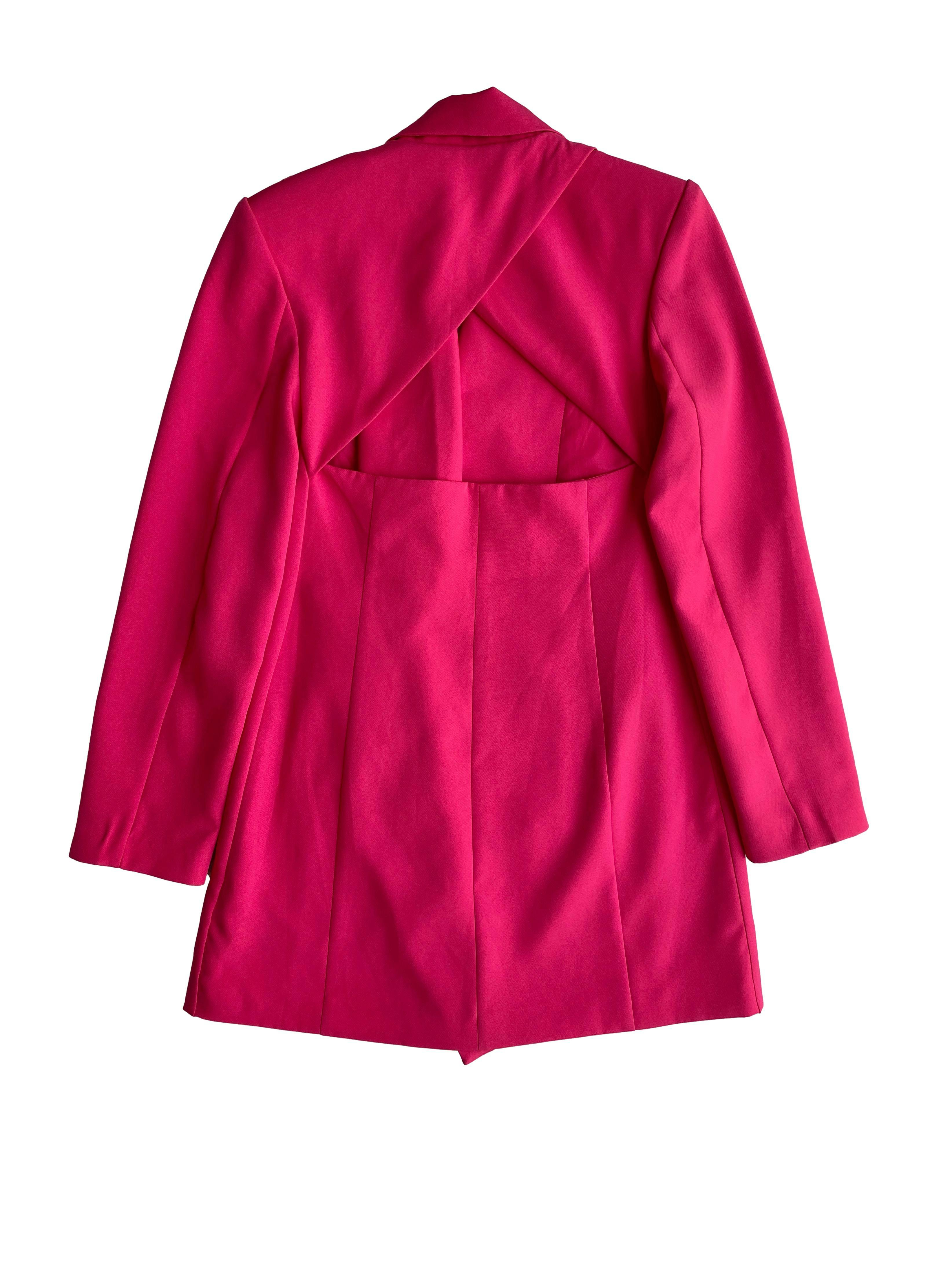 Vestido modelo blazer Steve Madden rosado, apertura en la espalda, bolsillos delanteros, botones rosados delanteros. Busto: 94cm, cintura: 74cm, largo: 88cm. Precio original:  491 soles.