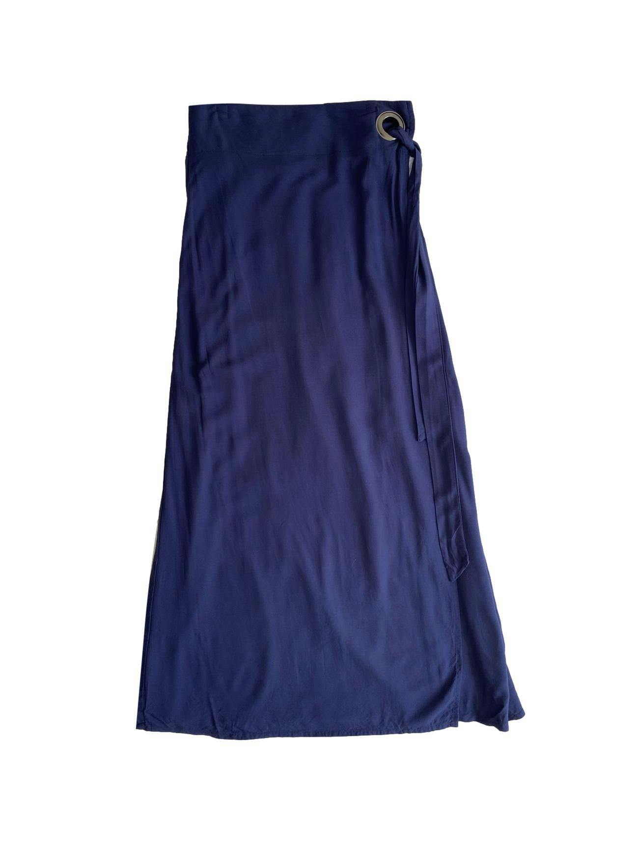 Falda larga Navigata color azul navy, cintura elástica, detalle de lazo lateral para anudar. Cintura: 70cm (sin estirar), largo: 91cm.   