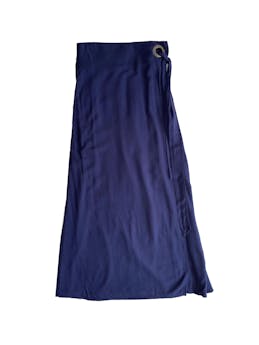 Falda larga Navigata color azul navy, cintura elástica, detalle de lazo lateral para anudar. Cintura: 70cm (sin estirar), largo: 91cm.   
