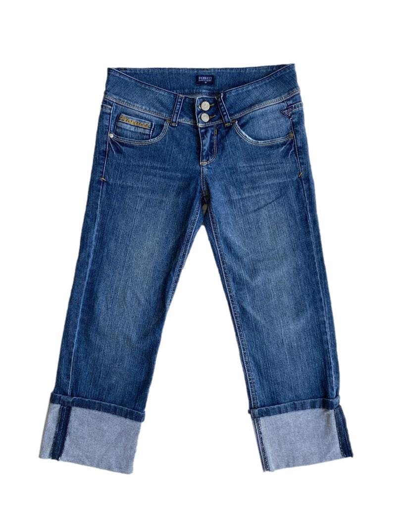 Chavo jean Fiorucci, bordados en bolsillos posteriores, doblez en la basta. Cintura: 70cm, largo: 75cm.  